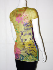 T-shirt Gaudi lunga fantasia tropicale e paillettes